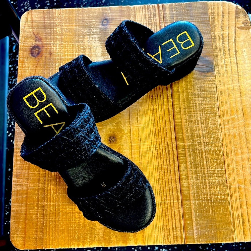NEW super cute and comfy black sandal 🖤🖤